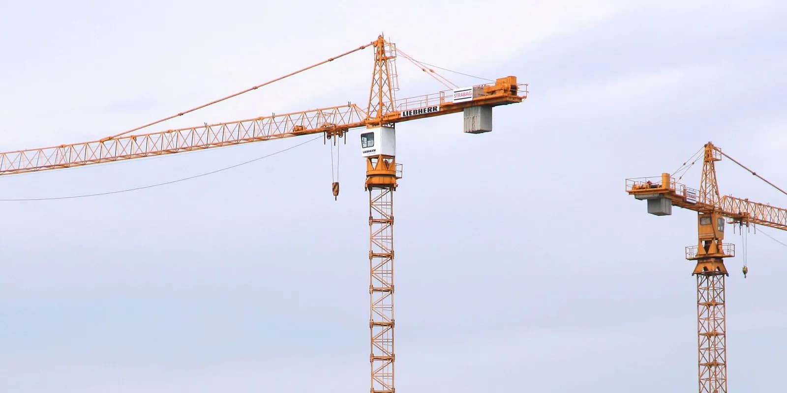 Tower cranes over an apartment building under construction